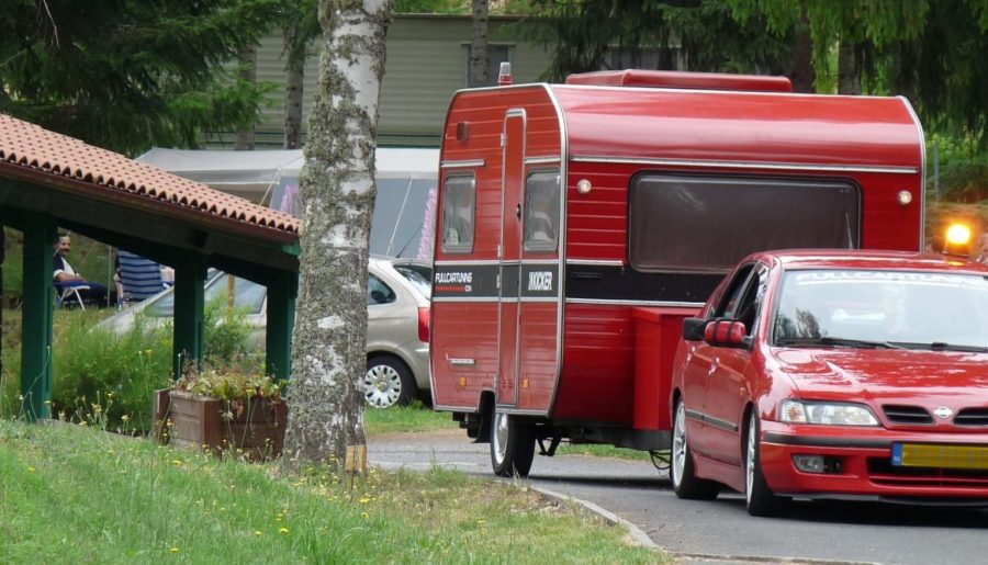 camping la chanterelle voiture et caravane rouge